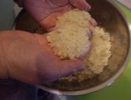 榛子奶油水果塔,用手揉搓使黄油与粉类混合,使得面粉与黄油完全混合呈沙粒状