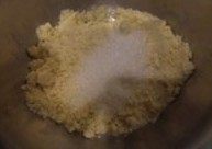 榛子奶油水果塔,加入糖粉和盐,混合均匀