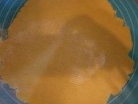 榛子奶油水果塔,冷藏后取出,撒少许手粉,将面团擀开成0.2cm厚的圆形