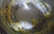 榛子奶油水果塔,下面做榛子奶油馅,黄油室温软化,加入糖粉,混合均匀