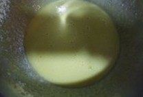 榛子奶油水果塔,下面做卡仕达酱。把蛋黄,香草精和砂糖混合,加入过筛的粉类,混合至面糊状