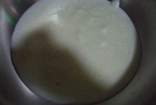 榛子奶油水果塔,把煮沸的牛奶倒入蛋黄糊中,边倒边不停地搅拌,过滤到锅里