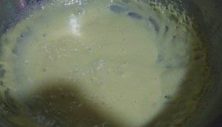 榛子奶油水果塔,小火煮至浓稠,关火后用保鲜膜覆盖,防止卡仕达酱表面结皮,影响口感,但保鲜膜