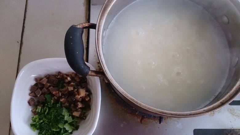 青菜牛肉香菇粥,<a style='color:red;display:inline-block;' href='/shicai/ 230'>香菇</a><a style='color:red;display:inline-block;' href='/shicai/ 3517'>青菜</a>切丁，水里过一水，待用