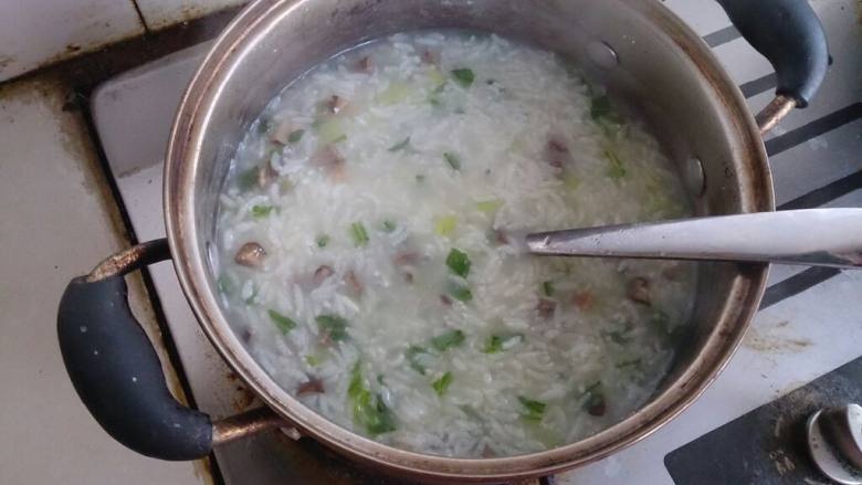 青菜牛肉香菇粥,热水煮粥，大火烧开，换小火煮，10分钟后，滴一两滴<a style='color:red;display:inline-block;' href='/shicai/ 851'>橄榄油</a>，继续煮，八成熟时，把菜丁香菇丁牛肉丁放进去再熬一会，粥成黏糊状关火闷一会