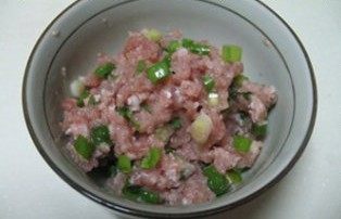 肉脯蛋,将香葱碎放入猪肉糜中,放入适量的<a style='color:red;display:inline-block;' href='/shicai/ 718'>料酒</a>、香油搅拌均匀,腌制片刻