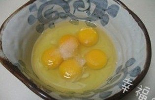 肉脯蛋,鸡蛋里放入适量的盐,用打蛋器打散