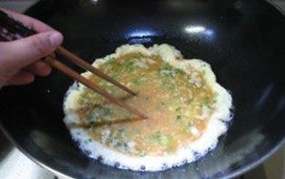 肉脯蛋,鸡蛋液倒入后,立刻转中小火,此时四边的蛋液就已经成型了,成型了就不要碰它了。然后用筷子慢慢的搅拌中间没有成型的蛋液