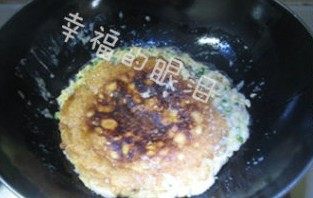 肉脯蛋,中小火大约煎个2分钟,用铲子轻轻翻起底部检查底部都成型了,然后用铲子托起鸡蛋的底部迅速翻面,再煎个2分钟即可。出锅用刀切开。