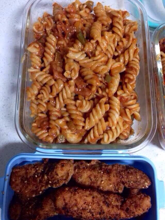 茄汁培根意大利面配鸡柳