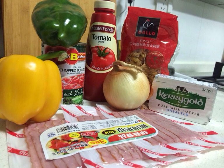 茄汁培根意大利面配鸡柳,如图，所有配料切小丁，<a style='color:red;display:inline-block;' href='/shicai/ 533'>意大利面</a>水热油煮7分钟，捞出拌<a style='color:red;display:inline-block;' href='/shicai/ 887'>黄油</a>备用，<a style='color:red;display:inline-block;' href='/shicai/ 443'>培根</a>煎熟待用