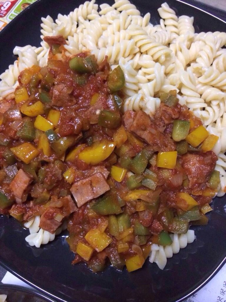 茄汁培根意大利面配鸡柳,如图，黄油融化，加入<a style='color:red;display:inline-block;' href='/shicai/ 29'>洋葱</a>丁炒香加入<a style='color:red;display:inline-block;' href='/shicai/ 134333'>黑胡椒</a>，加入<a style='color:red;display:inline-block;' href='/shicai/ 83245'>番茄罐头</a>，加入少许<a style='color:red;display:inline-block;' href='/shicai/ 699'>番茄酱</a>，加入糖，加入蔬菜丁，培根，完成