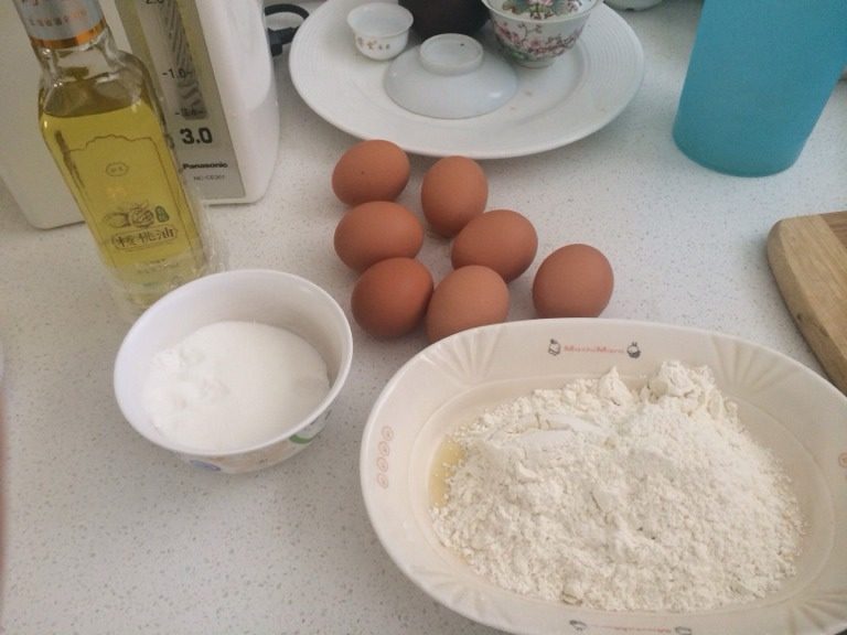 原味戚风蛋糕,准备好材料,要用食物称才成功喔