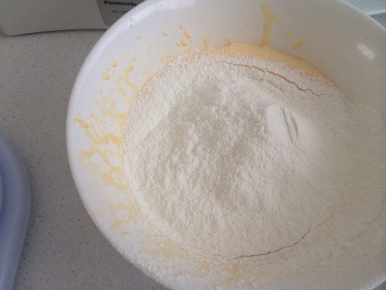 原味戚风蛋糕,然后再筛面粉到蛋黄糊里面,搅拌均匀,但是不要打圈圈,因为<a style='color:red;display:inline-block;' href='/shicai/ 548'>低筋面粉</a>不可以打圈圈