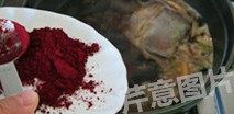 无锡排骨,加入<a style='color:red;display:inline-block;' href='/shicai/ 3729'>白糖</a>,加入红曲米粉