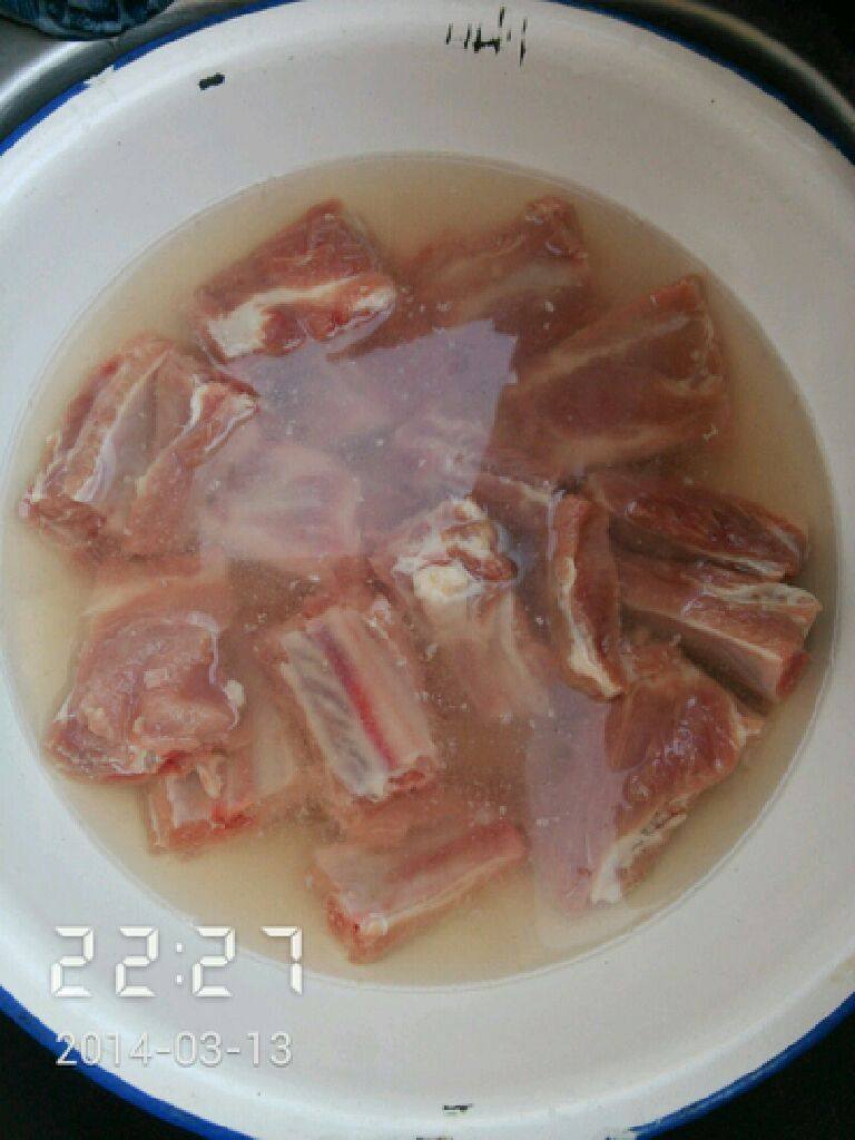 炸排骨,<a style='color:red;display:inline-block;' href='/shicai/ 959'>肋排</a>用淡盐水浸泡10分钟