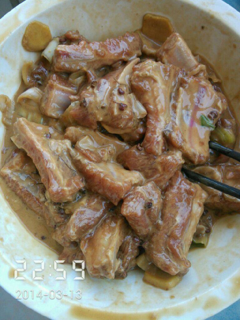 炸排骨,加入全蛋一个,再次加入淀粉(量多一些,挂一下糊),