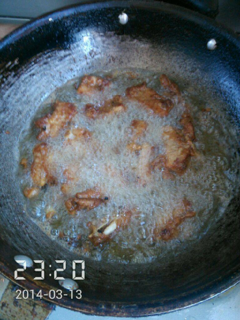 炸排骨,锅里下油要多一点(炸过排骨的油可以继续做菜用),中火待锅内油温四五成热的时候下排骨,待变色炸熟后捞出,等油温再次升高到七八成热的时候再次把排骨入锅,表皮酥脆后出锅装盘