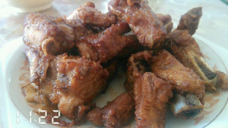 炸排骨,吃货们开吃吧,有生菜叶子铺在盘上,能增加食欲哦,这次俺家里木有生菜了