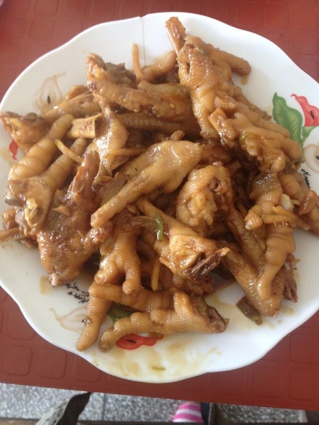 红烧凤爪,待汤汁收的差不多时加入适量蔬菜鸡精出锅,如需点缀可撒上一点小葱末