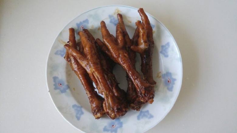 红烧鸡爪,放入开水没过鸡爪，放入适量白糖，八角，大火烧开，转小火炖30分钟后收汁。