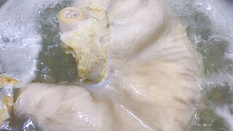 猪肚鸡汤,将猪肚煮开后,再煮3分钟