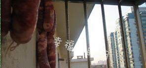 广式香肠,将香肠晾在通风的地方晾10天左右即可。吃之前先用清水冲洗干净,再上锅蒸20分钟即熟。