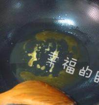 大烧饼夹肘子肉,炒锅中放入适量色拉油,放入适量冰糖,中火炒糖色。