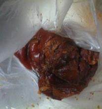 大烧饼夹肘子肉,炖两个小时后关火,等肘子和汤都凉了。把肘子放进一个保鲜袋。
