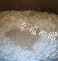 大烧饼夹肘子肉,发面烧饼的做法:将面粉、水、酵母、盐、适量色拉油混合,(在这里我借用了面包机揉面。一次揉面程序结束)。
