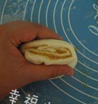 大烧饼夹肘子肉,从一头开始将它卷起,分成四份。把每一份的切开的两头都封好,防止油面酥漏出来。