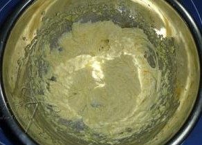 玻璃心饼干,分几次加入鸡蛋液继续搅打,使鸡蛋和黄油完全融合,至膨松的状态。