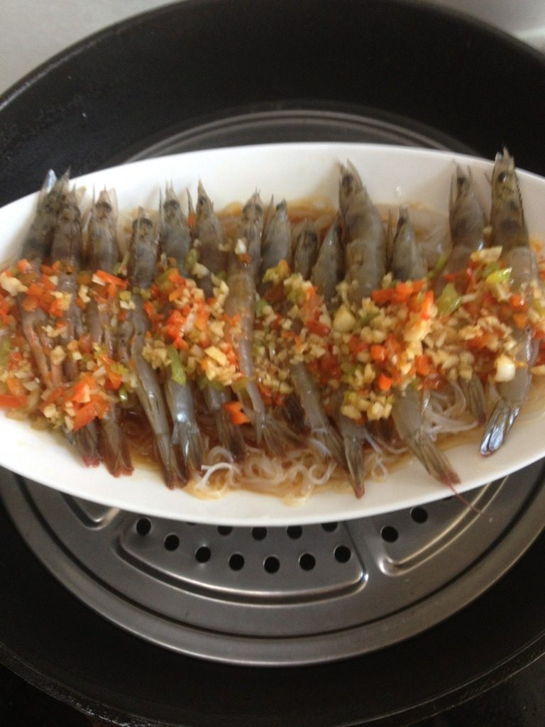 蒜茸粉丝开背虾,粉丝单独放入滚水里煮软盛盘，摆上开背虾，浇上蒜汁，放入蒸锅，蒸约4-5分钟即可
