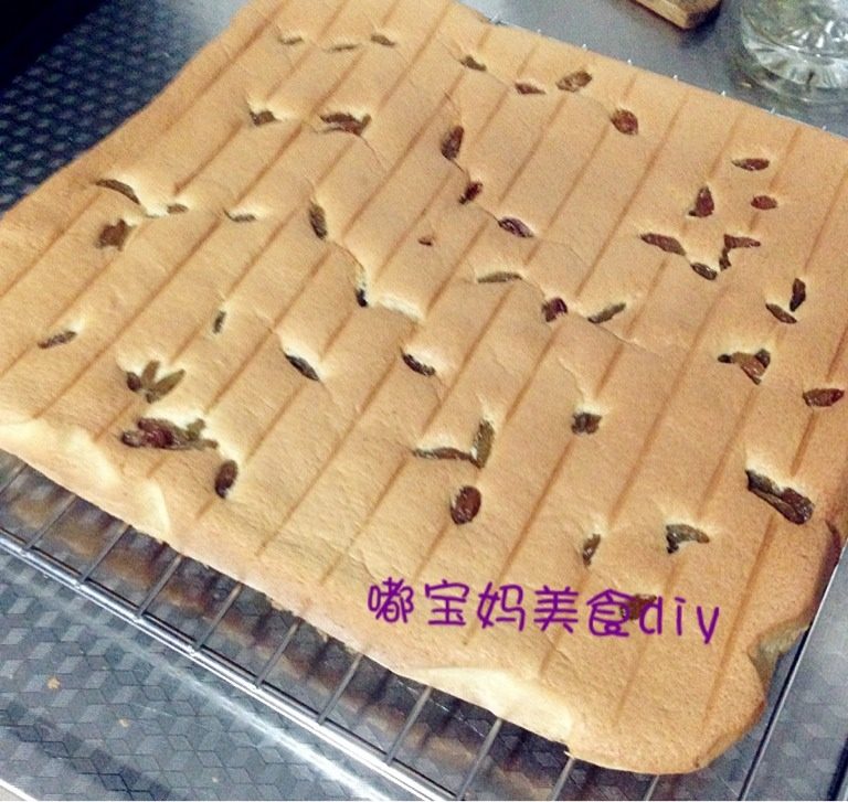 水果奶油蛋糕,如图:此方也做了葡萄干戚风
