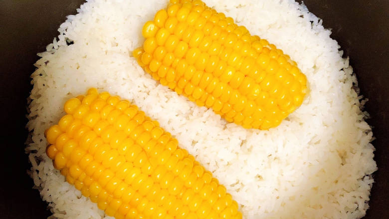 玉米虾仁蛋炒饭,焖好饭,开盖儿凉凉待用。