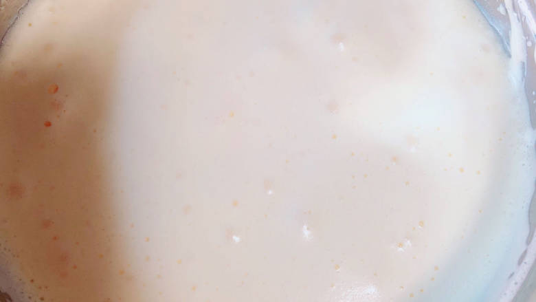 紫薯夹心蛋糕,用打蛋器打发,一直打到质地蓬松,体积明显变大,颜色变浅。
