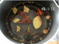 复合香料油泼辣子&香料油,香料大集合,草果和白豆蔻提前用剪刀剪开成两半~方便出味儿,香料用少量冷水浸泡5-10分钟,炸的时候不容易糊。