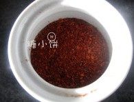 复合香料油泼辣子&香料油,准备辣椒面儿,这个量比较随意,(我大概放到超过瓶子的1/3不到1/2的样子)。