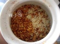 复合香料油泼辣子&香料油,花生仁用平底锅炒香后敲碎,白芝麻炒香后用擀面杖碾碎一下,花生碎和白芝麻和辣椒面放在一起,搅匀备用。
