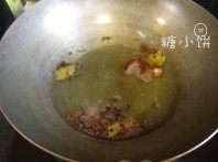 复合香料油泼辣子&香料油,浸泡过的香料捞出沥水,放入油中小火加热,一定要加盖,里面的水分会爆,全程小火。等到爆声减少到几乎没有就差不多熬好可以开盖了~(我大概熬了15分钟)这一步得到的就是香料油了。