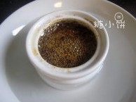复合香料油泼辣子&香料油,把香料捞出~热油稍稍放凉一点点点点点(泼辣椒要热油的,但是太烫容易糊),泼进辣椒面儿里头~,泼进去以后油会翻腾一会儿~那说明油温够。用筷子搅搅匀~放凉即可。