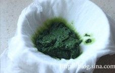 菠菜奶油蛋糕卷,用料理机搅打成菠菜泥,打好的菠菜泥放在纱布上,过滤出菠菜汁。