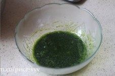 菠菜奶油蛋糕卷,玉米油、菠菜汁倒入盆中,加入幼砂糖,用蛋抽搅拌均匀。