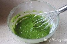 菠菜奶油蛋糕卷,低粉过筛后倒入,略拌至无干粉末状。