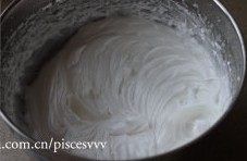 菠菜奶油蛋糕卷,蛋白加入几滴白醋,分次倒入幼砂糖,先低速后高速打发蛋白。