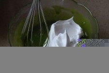 菠菜奶油蛋糕卷,取三分之一打好的蛋白,放入蛋黄糊内,用蛋抽混合均匀。