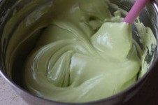 菠菜奶油蛋糕卷,将拌好的蛋黄糊倒入剩余的蛋白内,切拌均匀。