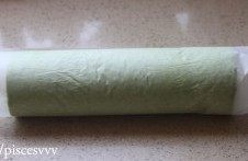 菠菜奶油蛋糕卷,将蛋糕卷起,入冰箱冷藏半小时,定型后切去蛋糕卷边缘不平整的部分。