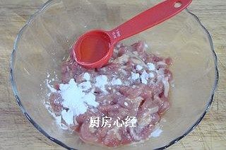 干煸姜丝,肉丝上浆反复抓匀大约2-3分钟，加生油拌匀，避免肉丝下锅后粘连。料酒10克；泡打粉1克；盐2克；酱油5克；清水少许，最后加二汤匙的生油拌匀待用。