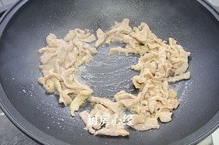 干煸姜丝,不粘锅放入一汤匙的生油，加热后放入肉丝不动，待肉丝底部变色后，翻炒均匀，铲出备用。